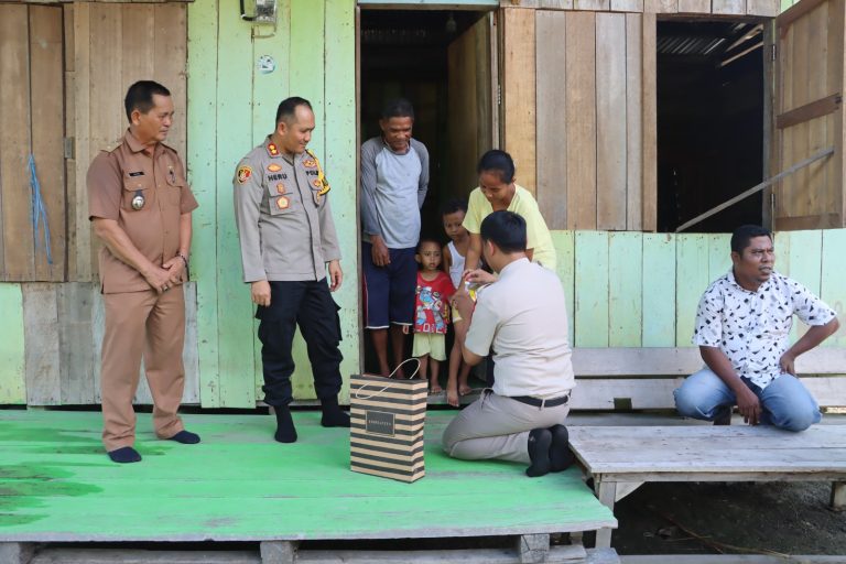 Lebih Dekat, Kapolres Malinau Door To Door Kerumah Warga Berikan Bantuan