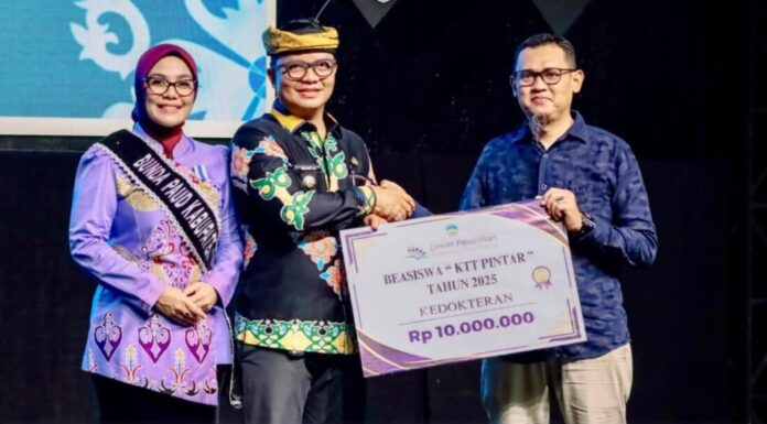 Tingkatkan Kualitas Pendidikan, Bupati Tana Tidung Salurkan Beasiswa KTT Pintar