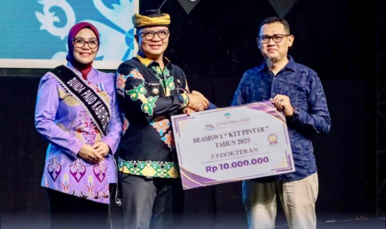 Tingkatkan Kualitas Pendidikan, Bupati Tana Tidung Salurkan Beasiswa KTT Pintar