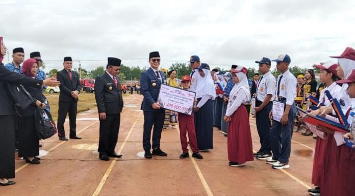 Pemkab Tana Tidung Serahkan Bantuan Bonus Prestasi hingga Kursi Roda Bagi Disabilitas