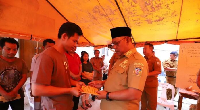 Tinjau Korban Kebakaran, Wabup Jakaria Salurkan Bantuan