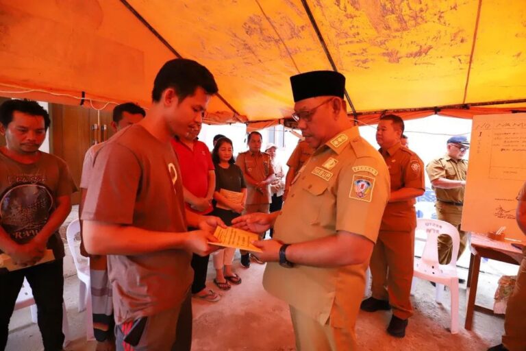 Tinjau Korban Kebakaran, Wabup Jakaria Salurkan Bantuan