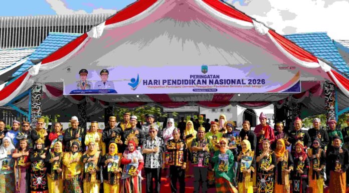 Pimpin Upacara Hardiknas 2026, Gubernur Serukan Penguatan Pendidikan Nasional