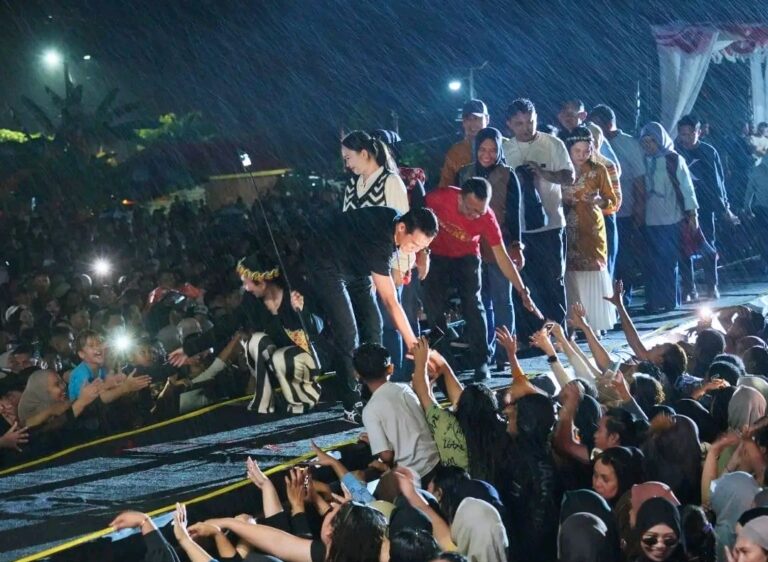 Bersama Bupati Irwan Sabri, Lagu Tabola Bale Gemparkan Panggut Hut Nunukan