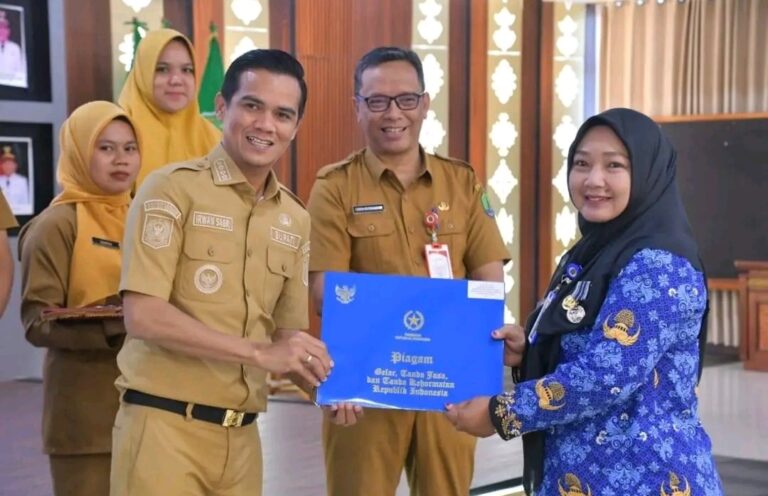 Irwan Sabri Secara Simbolis Berikan Satyalancana Karya Satya kepada 238 ASN atas Pengabdian 10, 20, hingga 30 Tahun